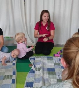 Familieglæde holder undervisning i Babytegn og babyrytmik for mødregruppe