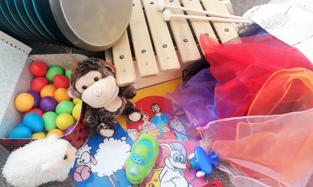 Familieglædes instrumenter, rasleæg, tørklæder og legetøj til brug i undervisningen ved babytegn og babyrytmik
