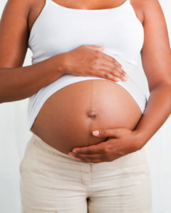 Gravid kvinde og kommende mor til ammeforberedelse