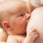 Baby ammer hos mor - ammevejledning ved Familieglæde